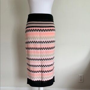 Chic Zigzag Patterned Pink and Black Skirt. Size M.